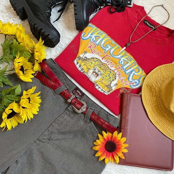 Vintage Jaguars Run this town red tee - Picture 7 of 17